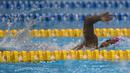 Perenang Indonesia, Syuci Indriani, beradu cepat saat tampil pada renang nomor 200 meter gaya bebas Asian Para Games di Stadion Aquatic Senayan, Jakarta, Minggu (7/10/2018). Syuci berhasil meraih medali perunggu. (Bola.com/Vitalis Yogi Trisna)