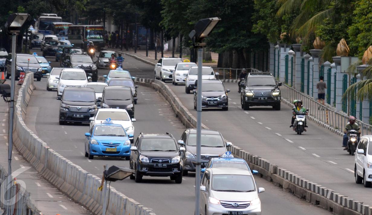Kendaraan melintas di kawasan Sudirman, Jakarta, (15/5). Wacana Tersebut usai dihapusnya sistem three in one mulai 16 Mei 2016 dan menunggu berlakunya sistem Electronic Road Pricing (ERP) yang baru terlaksana pada 2017. (Liputan6.com/Helmi Afandi)