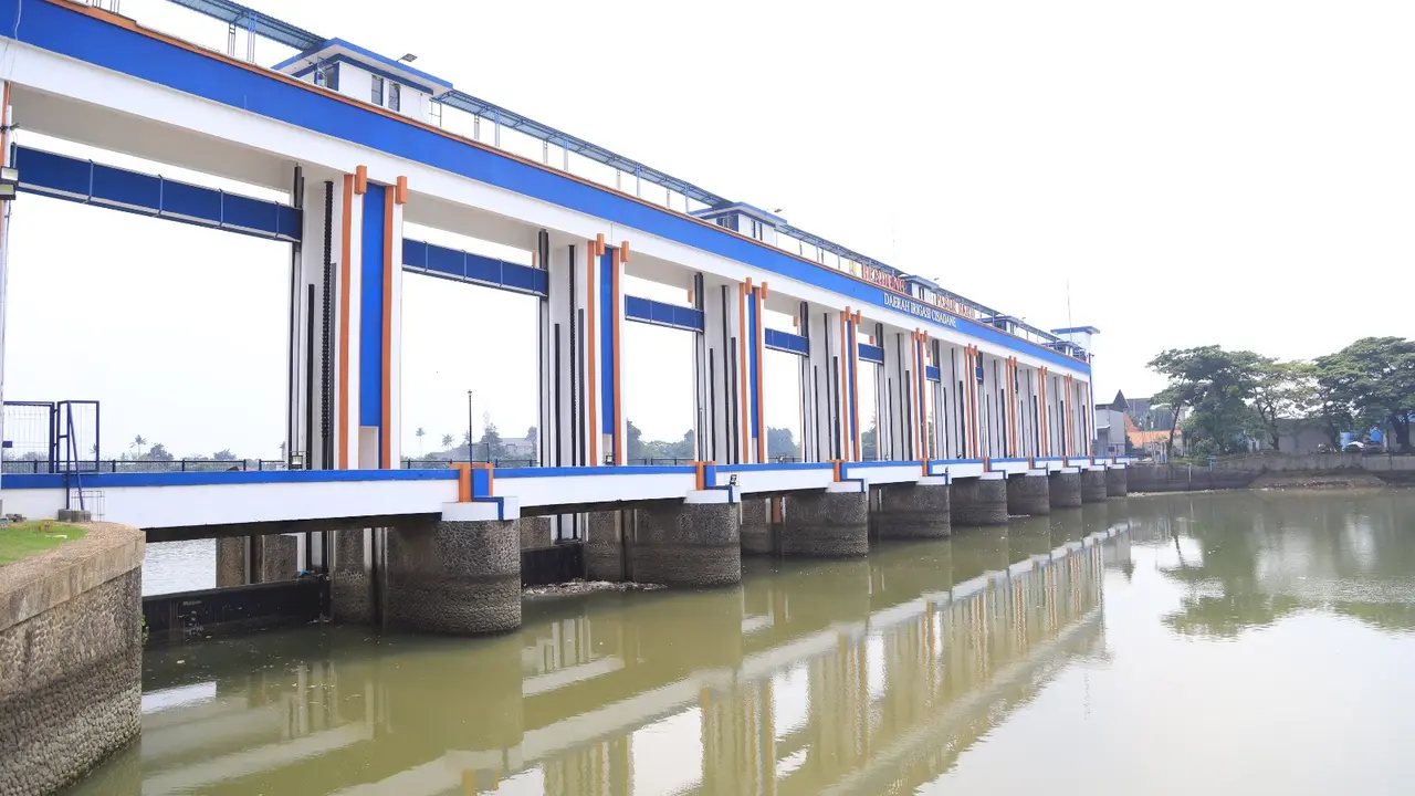 Sungai Cisadane Alami surut,