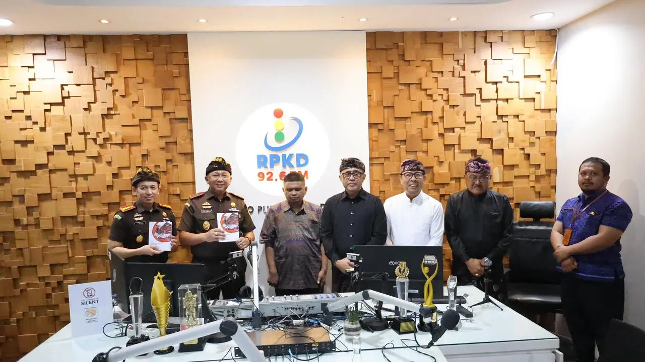 Kajati Bali Dr Ketut Sumedana dan Gubernur Koster foto bersama usai peresmian Bale Adhyaksa  dan Rumah Restorative Justice di balai Dharma Negara Alaya Kota Denpasar.