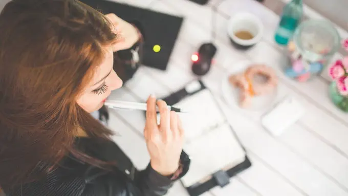 [Bintang] Kata Astrologer: 3 Zodiak Ini Paling Pinter Hilangkan Galau