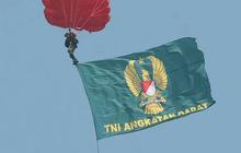 VIDEO: Ekspresi Kagum Try Sutrisno hingga Pensiunan Jenderal Lihat Aksi Penerjun di HUT TNI