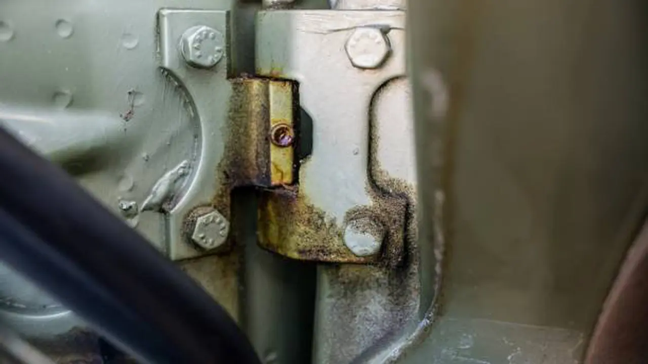 Engsel Pintu Mobil Karat