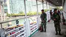 Sejumlah pasukan Pasukan TNI bersenjata lengkap berjaga dikawasan Bunderan HI, Jakarta, (31/7). Penjagaan tersebut dilakukan terkait pengamanan KTT ke-12 World Islamic Economic Forum (WIEF) di Jakarta pada 2-4 Agustus 2016. (Liputan6.com/Faizal Fanani)