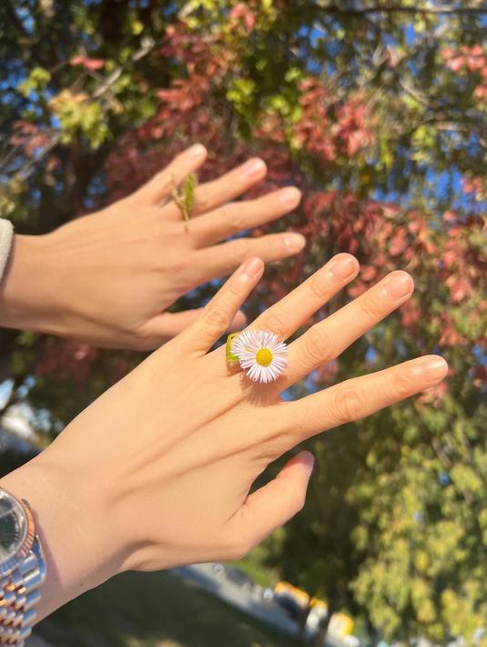 Dalam keterangannya, Kim Min Young mengungkap bahwa mereka sudah bersahabat selama 19 tahun lamanya. "Avatar date.... with an old friend maybe it was more fun" tulisnya. (Foto: Instgaram/ minyoung_aori)