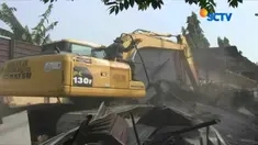 Sebanyak 50 bangunan liar di atas ruas jalan penghubung Ampera Besar dan Jalan Hidup Baru, Pademangan, Jakarta Utara, dirobohkan.