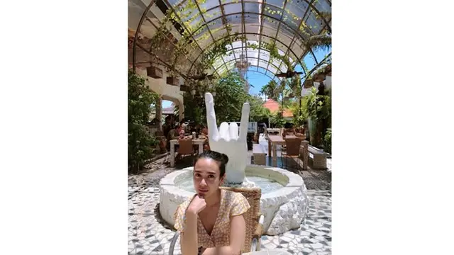 Saat berada di Bali, Dea menjajal kuliner dan mengunjungi tempat Instagramable di sana.
