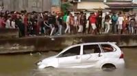 Kendaraan yang menabrak warga Palembang, didorong warga ke sungai (Liputan6.com / Nefri Inge)