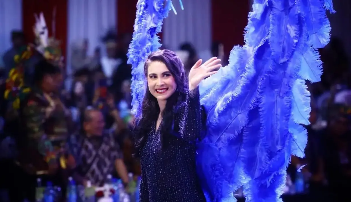 Istri Wagub Jatim Emil Elestianto Dardak itu, sukses membuat penonton terpana karena penampilannya yang memukau. [Instagram/arumibachsin_94]