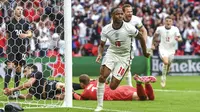 Pemain Inggris Raheem Sterling melakukan selebrasi usai mencetak gol ke gawang Jerman pada pertandingan babak 16 besar Euro 2020 di Stadion Wembley, London, Inggris, Selasa (29/6/2021). Inggris menang 2-0. (Andy Rain, Pool via AP)