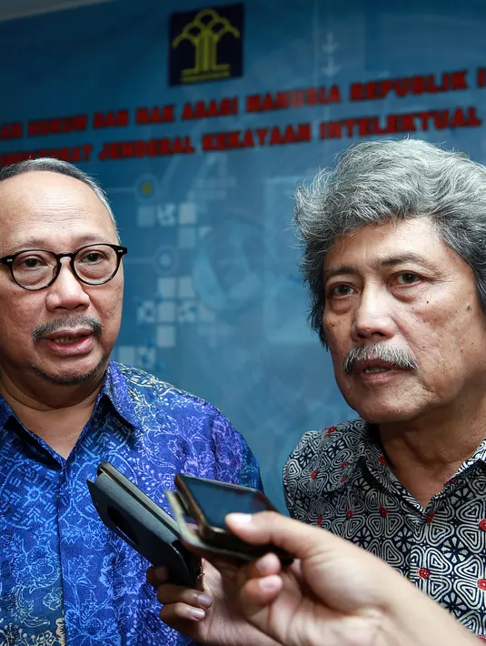 "..wajib bagi kami untuk membuat tatanan yang terbaik, supaya royalti itu sampai kepada yang berhak. Itu yang penting, dan secara transparan dan akuntabel," kata Ebiet G Ade. (Deki Prayoga/Bintang.com)