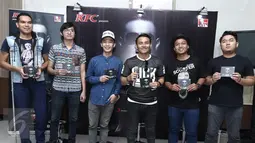 Penyanyi Judika foto bersama dengan komposer usai peluncuran album baru yang berjudul "JUDIKA" di Jakarta, Rabu (26/4). Album tersebut berisikan 10 lagu dengan 2 singel untuk album ini "Lebih dari Cinta" dan "I Love You". (Liputan6.com/Herman Zakharia)