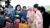 Ibu negara Iriana Jokowi bersama kepada para pendamping pimpinan negara ASEAN yang ikut hadir di KTT ke-42 ASEAN 2023 di Labuan Bajo, Rabu (10/5/2023). (Dok. Sarinah)