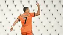Striker Juventus, Cristiano Ronaldo, melakukan selebrasi usai mencetak gol ke gawang Spezia pada laga Liga Italia di Stadion Dino Manuzzi, Minggu (1/11/2020). Juventus menang dengan skor 4-1. (Massimo Paolone/LaPresse via AP)