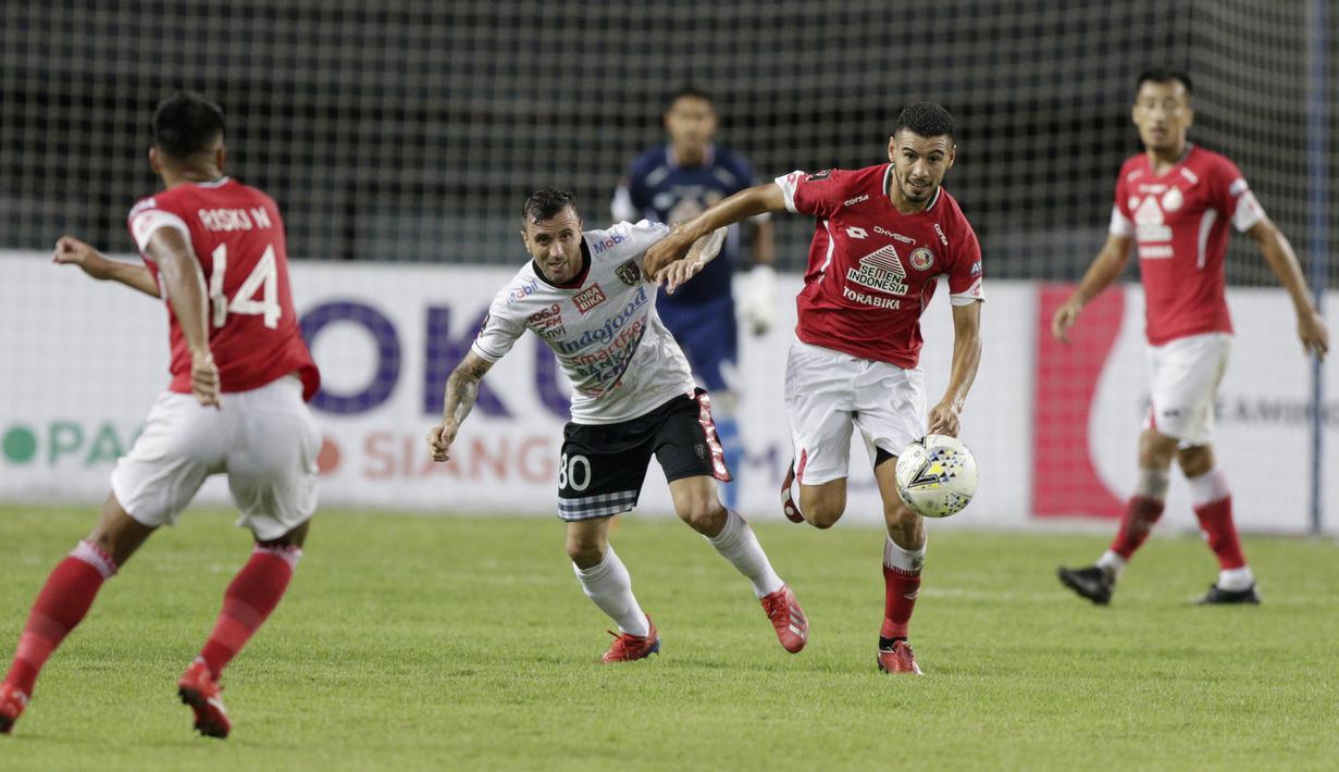 Aksi Gelandang Bali United, Paulo Sergio pada laga kedua Piala Presiden 2019 yang berlangsung di Stadion Patriot, Jawa Barat, Senin (11/3). (Bola.com/M Iqbal Ichsan)
