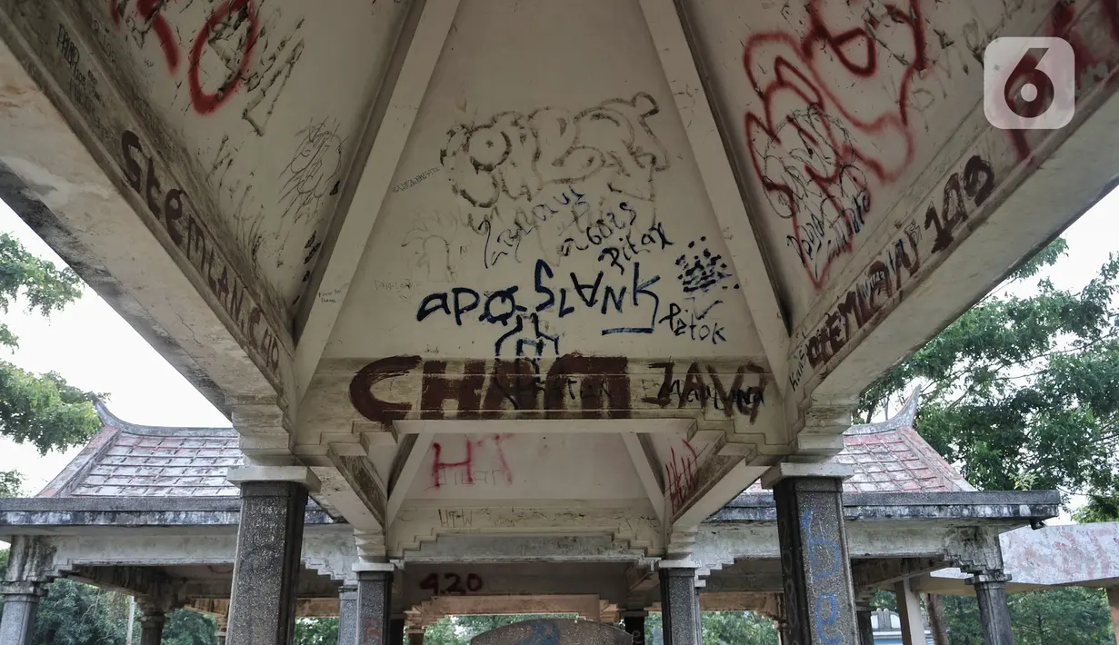 Coretan vandalisme mengotori bangunan makam warga keturunan China di TPU Kebon Nanas, Jakarta, Selasa (21/1/2020). Banyak kuburan dengan kondisi nisan rusak, ditumbuhi tanaman liar, tanah ambles, menjadi tempat pembuangan sampah, hingga menjadi tempat tinggal tunawisma. (merdeka.com/Iqbal Nugroho)