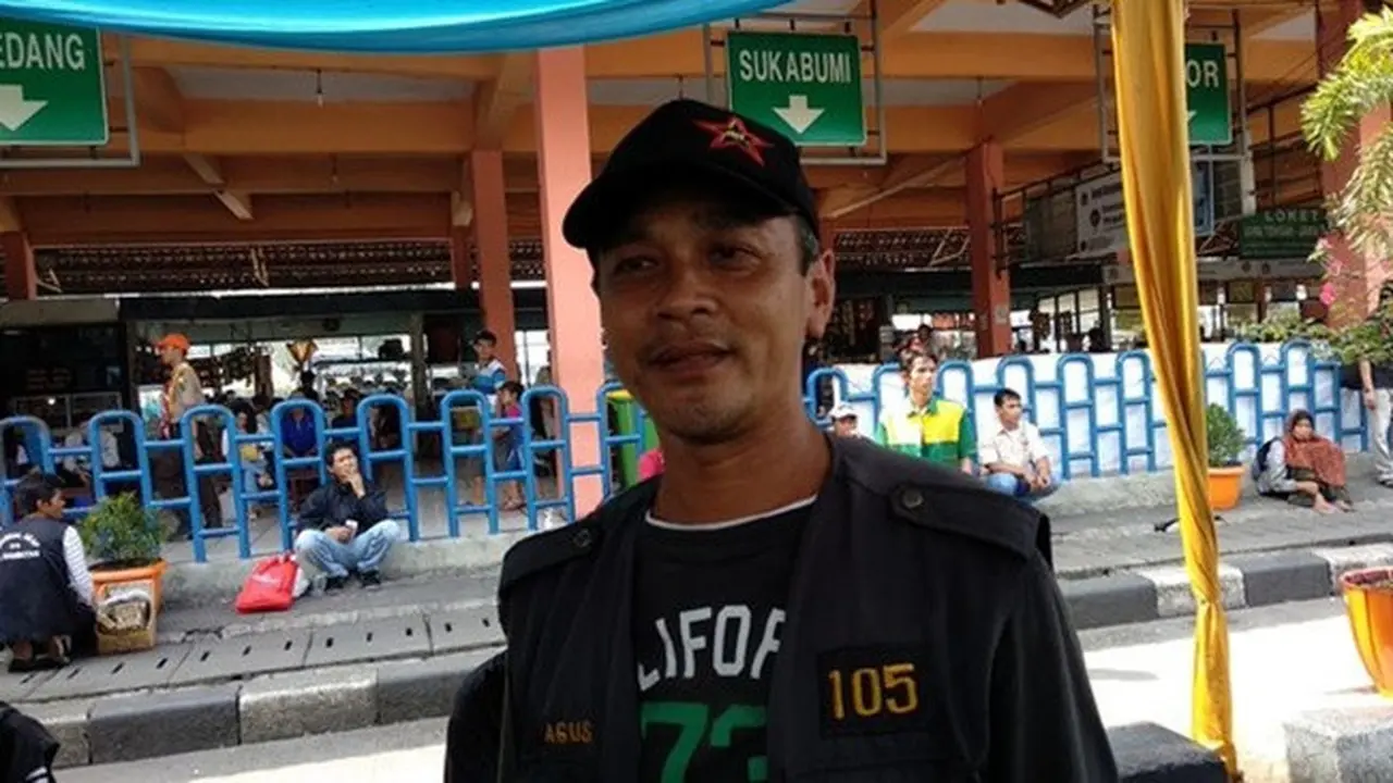 Kepala Terminal Kampung Rambutan Emiral August Dwinanto. ©2018 Merdeka.com/Ahda Bayhaqi