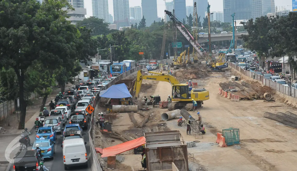 Suasana pembangunan underpass Mampang Prapatan-Kuningan, Jakarta, Selasa (16/5). Pembangunan underpass itu diiringi dengan rekayasa lalu lintas sejak 10 Maret hingga Desember mendatang. (Liputan6.com/Helmi Afandi)