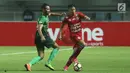 Pemain PS TNI, Elio Bruno (kiri) berebut bola dengan pemain Arema FC saat laga lanjutan Liga 1 Indonesia di Stadion Pakansari, Bogor, Senin (3/7). Laga kedua tim berakhir imbang 0-0. (Liputan6.com/Helmi Fithriansyah)