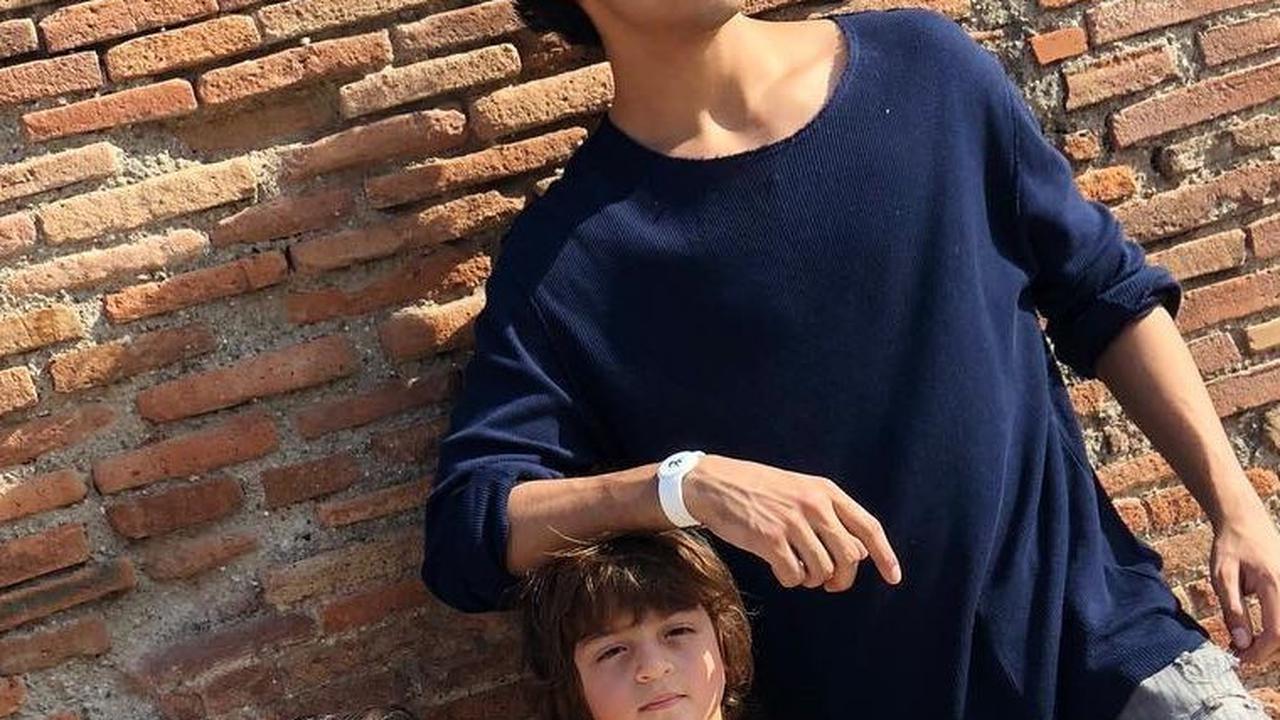 Meski Aryan dan Suhana sibuk, tapi keduanya selalu menyempatkan waktu untuk adik bungsunya.