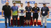 Ketua Harian PB Akuatik Indonesia, Harlin E. Rahardjo, (kedua dari kiri) memberikan plakat juara kepada Tim Millennium Aquatic Jakarta, Beast Aquatic Club Bandung dan Jaquatic Swimming Club Jakarta pada gelaran Indonesia Open Aquatic Championships (IOAC) 2025.  (Bola.com/Abdul Aziz)