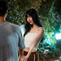 Berbagai pilihan outfit yang dikenakan Bae Suzy di k-drama ini juga menarik untuk disimak. Penampilan manis dengan atasan putih beraksen kerut seperti di foto ini, Bae Suzy berhasil memamerkan body goalsnya yang diimpikan banyak perempuan. [Foto: Instagram/skuukzky]