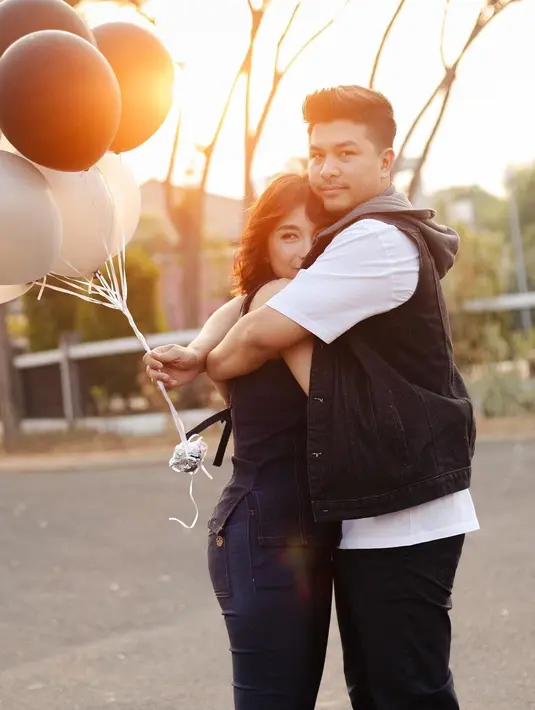 Sedangkan Glenn tampil dengan gaya kasual. Mengenakan t-shirt putih dan hoodie vest serta skinny jeans. [@chelseaoliviaa]