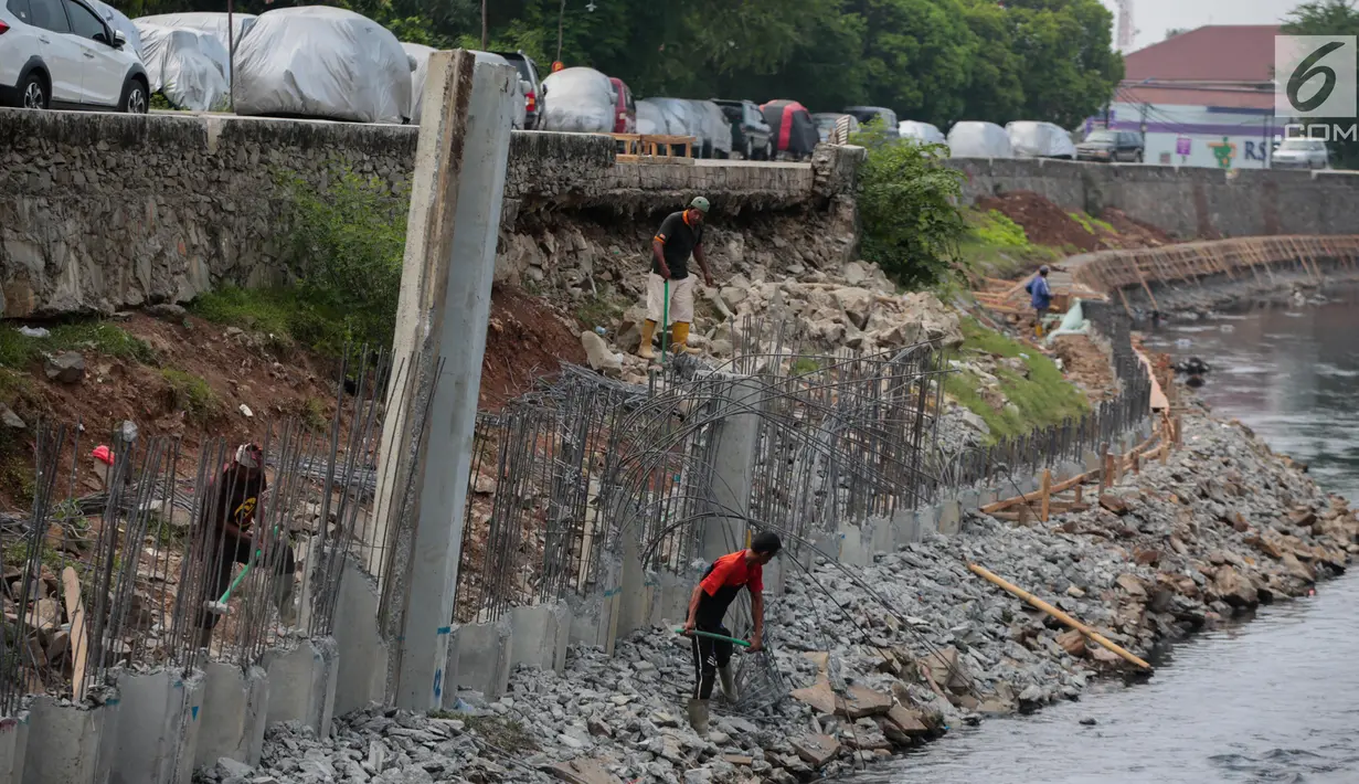 Sejumlah pekerja menyelesaikan pemasangan tanggul dan turap kali di Inspeksi Kali Grogol Palmerah, Jakarta, Rabu (21/11). Normalisasi tersebut dilakukan untuk mengantisipasi banjir dan genangan di Jakarta Barat. (Liputan6.com/Faizal Fanani)