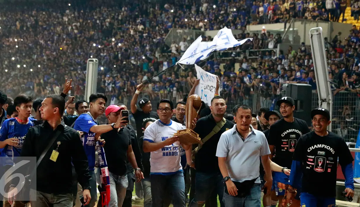 Walikota Bandung, Ridwan Kamil membawa trofi usai menjuarai Piala Presiden di Stadion Utama Gelora Bung Karno, Jakarta, Minggu (18/10/2015). Persib berhasil mengalahkan Sriwijaya FC Palembang dengan skor 2-0. (Liputan6.com/Yoppy Renato)