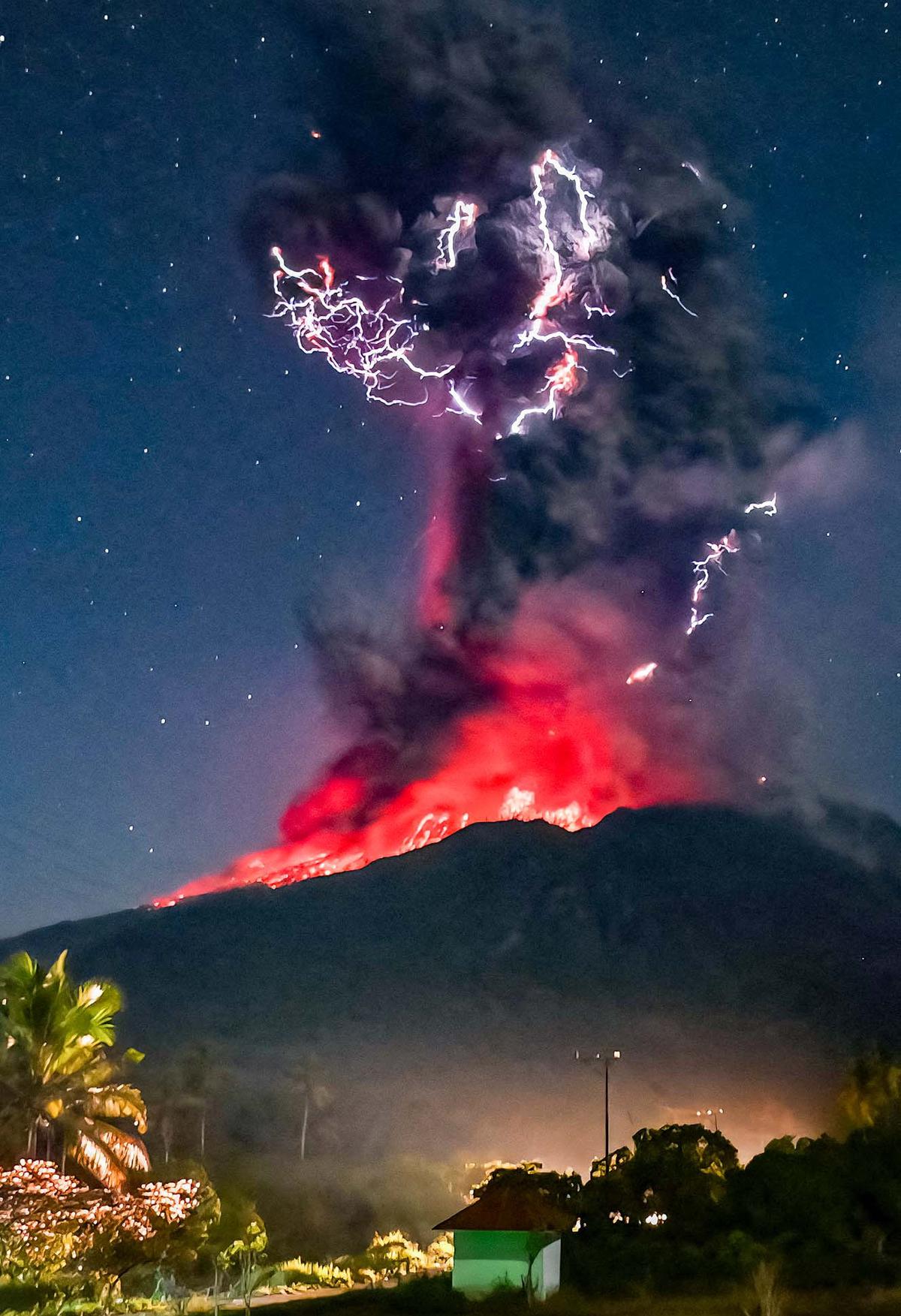FOTO: Dahsyatnya Erupsi Gunung Lewotobi Laki-Laki, Kilatan Petir Mengiringi Semburan Abu Setinggi 10 Kilometer
