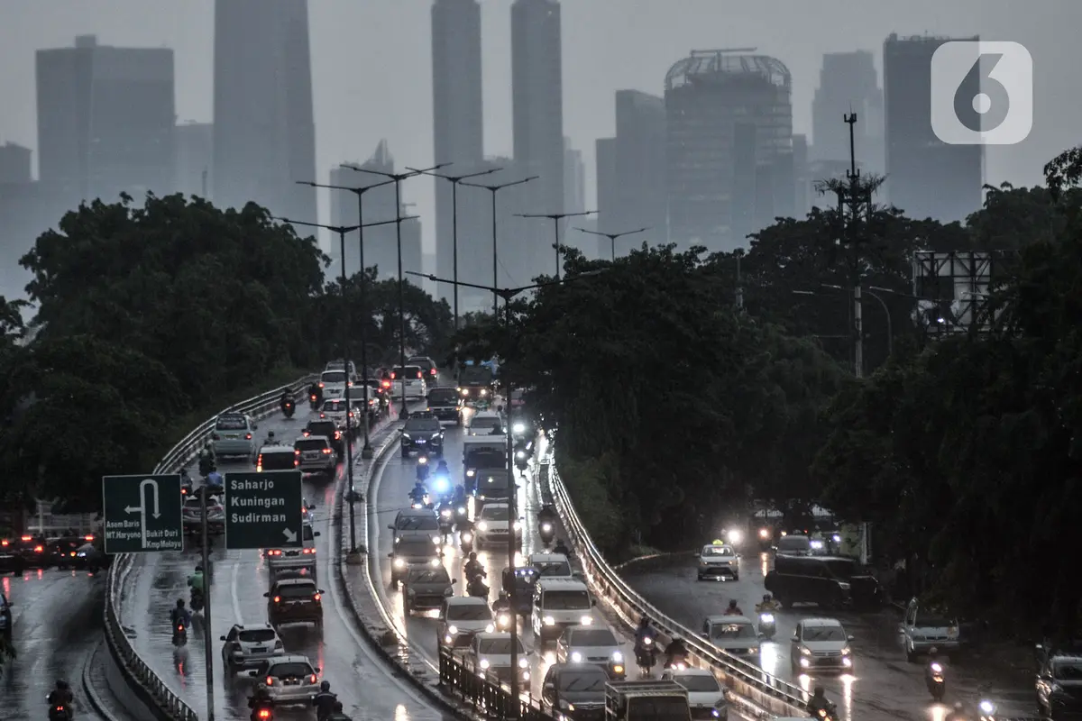 FOTO: Waspada Hujan Angin di Jakarta Dampak Siklon Molave