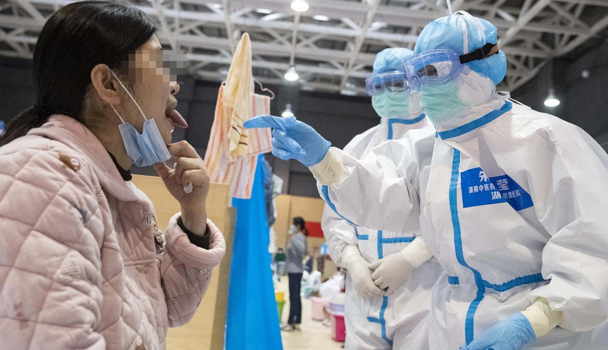 Petugas merawat pasien menggunakan pengobatan tradisional China di rumah sakit sementara di Wuhan, China (25/2/2020). Staf medis dari 20 rumah sakit TCM di lima provinsi bertanggung jawab merawat pasien terinfeksi COVID-19 didukung oleh rumah sakit TCM tingkat distrik. (Xinhua/Shen Bohan)