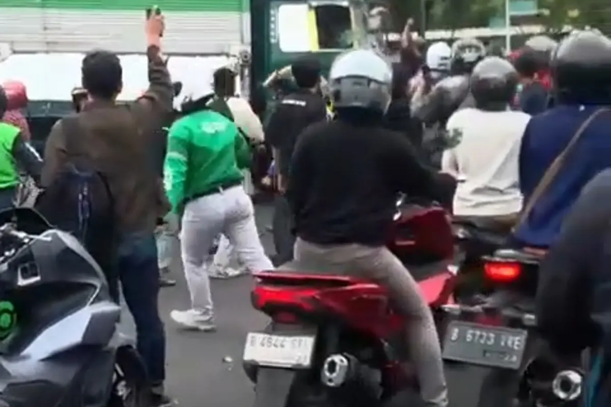 Sebuah truk kontainer berjalan melawan arah dan menabrak banyak pengguna jalan di kawasan Jalan Hasyim Asyari, Kota Tangerang. (Istimewa)