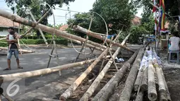 Sejumlah pohon pinang dijajakan di kawasan Manggarai, Jakarta, Selasa (9/8). Lomba panjat pinang telah menjadi tradisi pada perayaan 17-san. (Liputan6.com/Yoppy Renato)