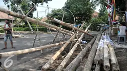 Sejumlah pohon pinang dijajakan di kawasan Manggarai, Jakarta, Selasa (9/8). Lomba panjat pinang telah menjadi tradisi pada perayaan 17-san. (Liputan6.com/Yoppy Renato)