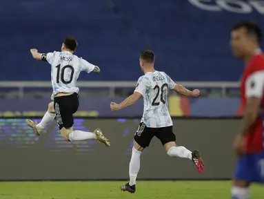 Penyerang Argentina, Lionel Messi (kiri) berselebrasi usai mencetak gol ke gawang Chile pada pertandingan Grup A Copa America 2021 di Stadion Nilton Santos, Brasil, Selasa (15/6/2021). Argentina bermain imbang atas Chile 1-1. (AP Photo/Silvia Izquierdo)