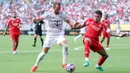 Pemain Bayern Munchen, Harry Kane (kiri) berebut bola dengan pemain Benfica, Nicolas Otamendi dalam laga lanjutan Grup C Piala Dunia Antarklub 2025 melawan Bayern Munchen di Bank of America Stadium, Charlotte, Amerika Serikat, Rabu (25/06/2025) WIB. (AFP/Kevin C. Cox)