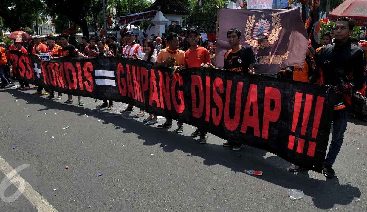 Jakmania membentangkan Spanduk yang mengkritik Menpora di depan Kantor Kementerian Pemuda dan Olahraga, Jakarta, Selasa (11/8/2015). Mereka ingin Liga Indonesia kembali digelar. (Liputan6.com/Johan Tallo)