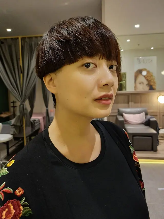 Potret Leony dengan Berbagai Gaya Rambut, Terbaru Dipotong Super Pendek