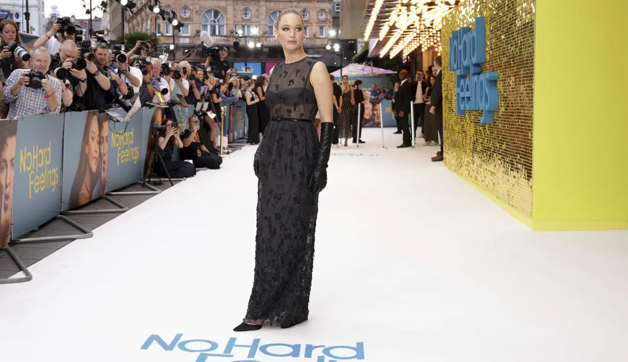 <p>Aktris itu mengenakan gaun berhias tipis dengan bralette sutra hitam dan sabuk kulit hitam serta sarung tangan dari Dior. (Photo by Vianney Le Caer/Invision/AP)</p>