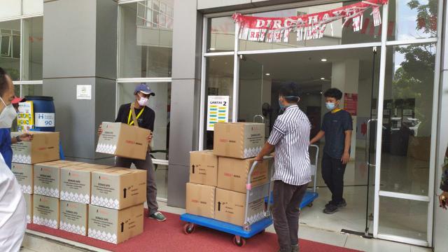 Bertha McCarthy Ikut Serahkan Bantuan APD ke Wisma Atlet