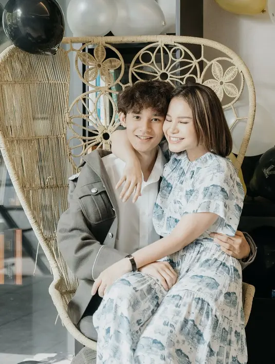 Sang diva pop, Rossa, tampil memukau dengan dress bermotif monokrom. Dalam unggahan manisnya, ia terlihat duduk di pangkuan sang putra, memperlihatkan kehangatan hubungan ibu dan anak dengan gaya yang tetap elegan. [@itsrossa910[.