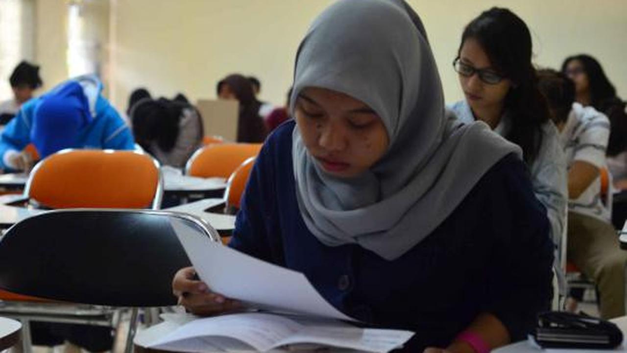 Peserta SNMPTN mengerjakan soal ujian