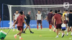 Pemain Tim Nasional (Timnas) China mengikuti sesi latihan resmi di Stadion Utama Gelora Bung Karno (SUGBK), Jakarta, Rabu (4/6/2025). (Liputan6.com/Angga Yuniar)