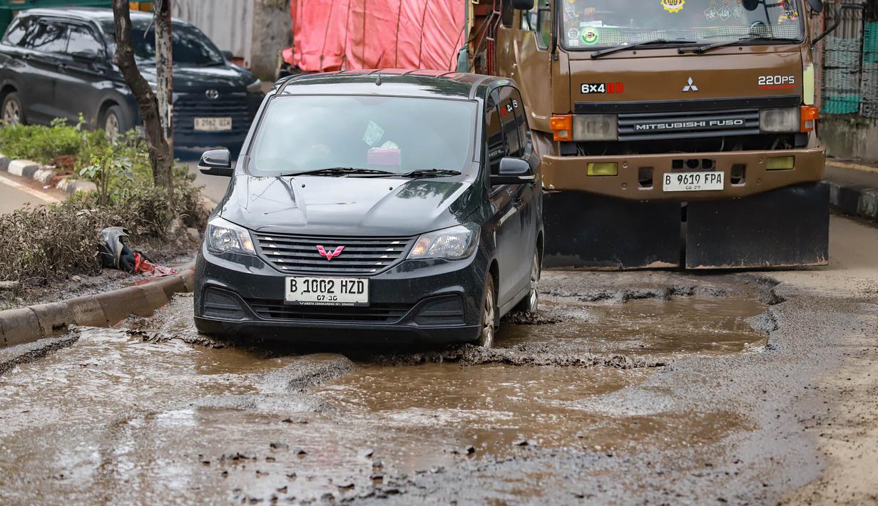 Penanganan dilakukan secara bertahap dan difokuskan pada ruas jalan dengan tingkat lalu lintas tinggi. Tampak dalam foto, sejumlah pengendara melewati lubang di Jalan Mitra Bahari, Penjaringan Jakarta Utara, Selasa (3/2/2026). (merdeka.com/Arie Basuki)
