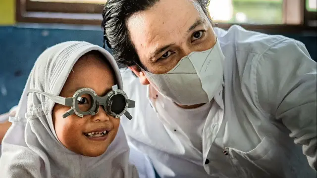 PT Perusahan Pengelola Aset memberikan bantuan kacamata gratis kepada para siswa dan guru SDN 1 Muara Ciujung Timur, Rangkas Bitung, Lebak, Banten. (Dok PPA)