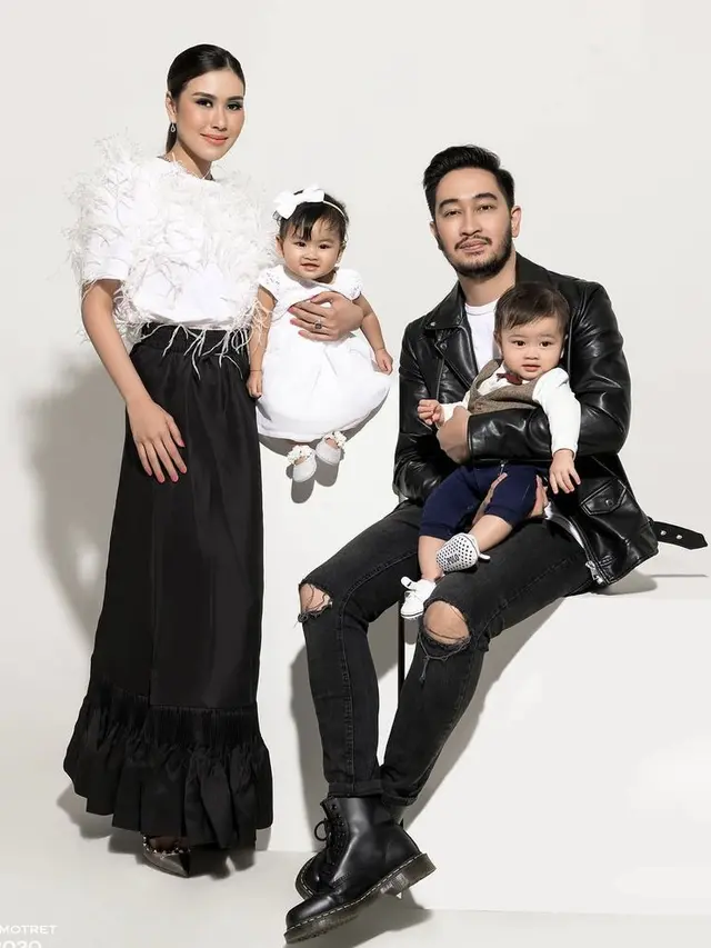 12 Ide Model Baju Couple Keluarga Modern ala Seleb, Jessica Iskandar-Nagita Slavina