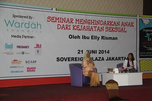 Seminar tentang kejahatan seksual anak oleh Ibu Elly Risman | copyright vemale.com