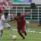 Penyerang Timnas Indonesia, Saddil Ramdani (ketiga kiri) berebut bola dengan pemain Myanmar saat laga persahabatan di Stadion Pakansari, Kab Bogor, Selasa (21/3). Timnas Indonesia U-22 kalah 1-3 dari Myanmar. (Liputan6.com/Helmi Fithriansyah)