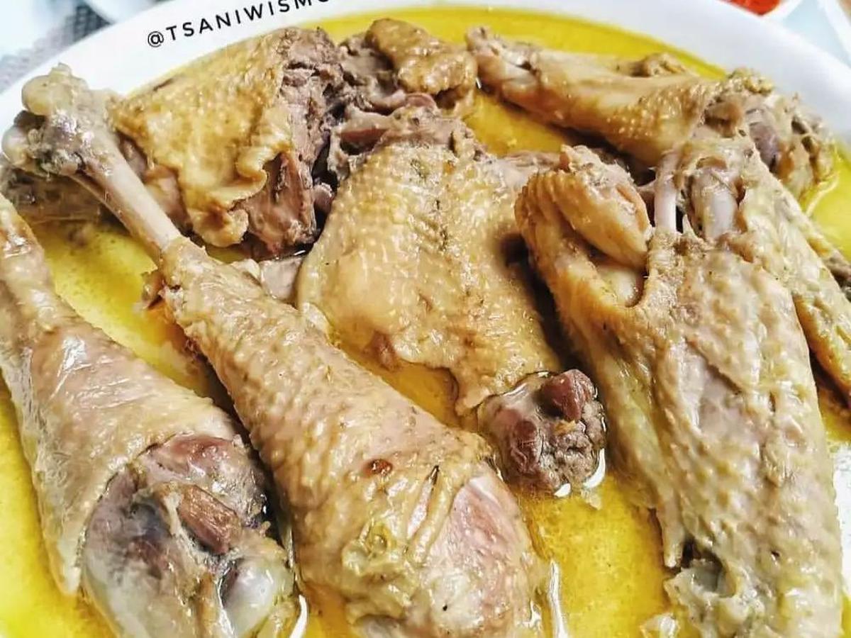 <b>5. Opor Ayam Kampung</b>